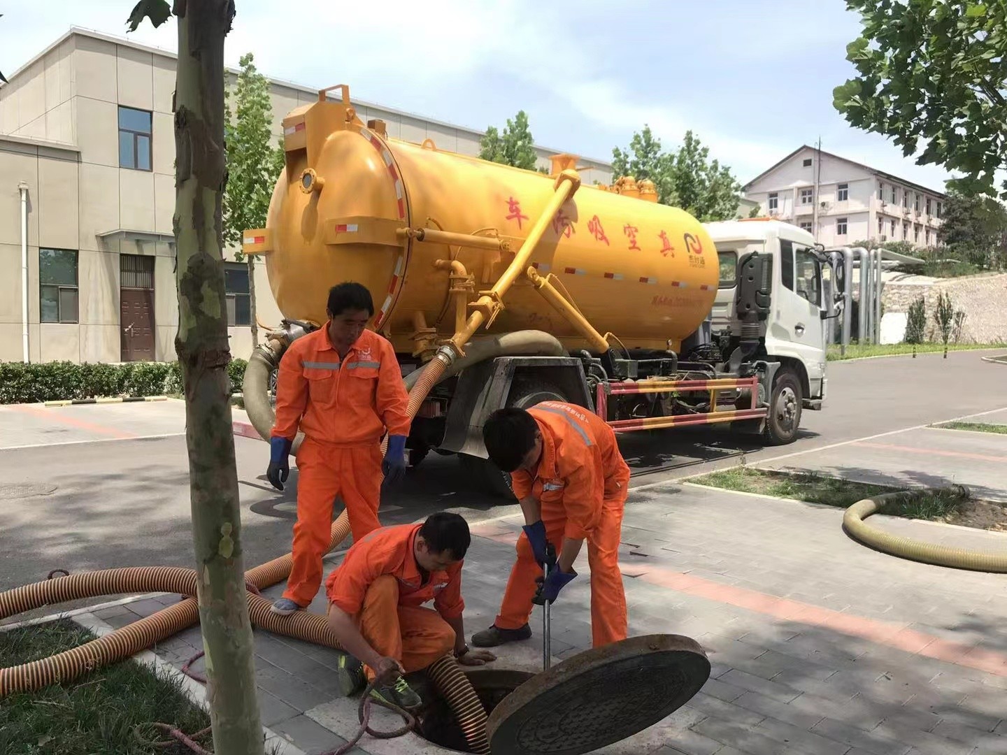 铜仁管道疏通车停在窨井附近