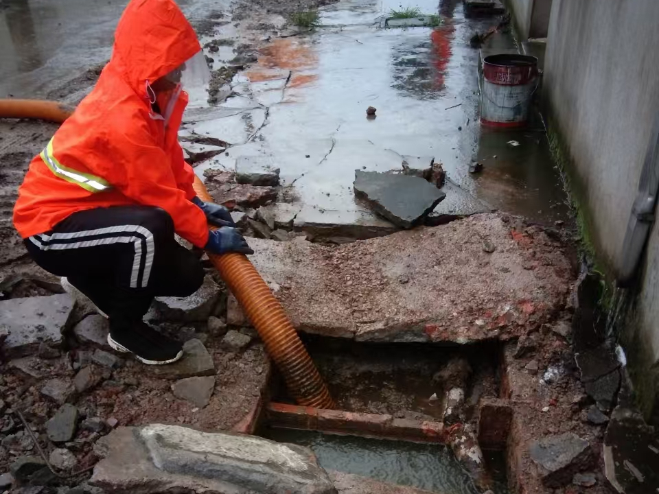 铜仁专业清理污水池 炜誉市政以规范流程守护城市 “肠道”