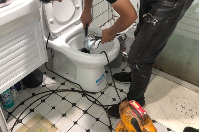 铜仁马桶堵塞自己疏通还是找师傅？专业上门服务让你省时更省心