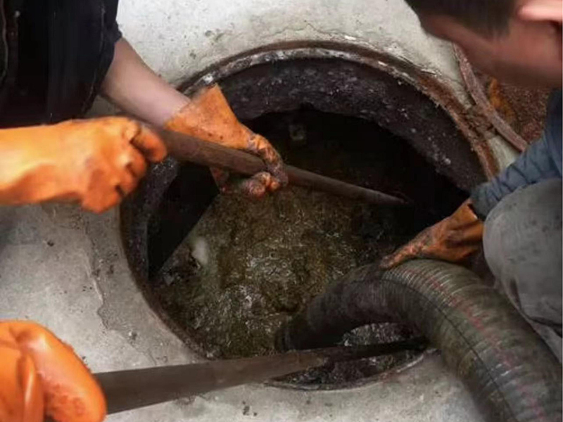 铜仁清理化粪池时如何避免沼气的危害？